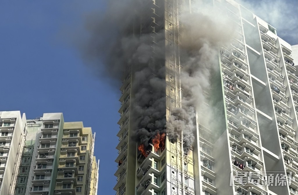 單位起火冒濃煙。讀者提供