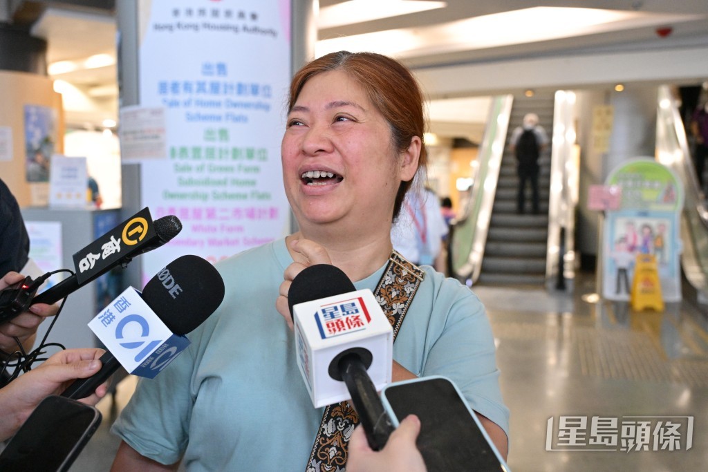蘇太替兩名已滿18歲的子女遞交白表申請。 蘇太替兩名已滿18歲的子女遞交白表申請。