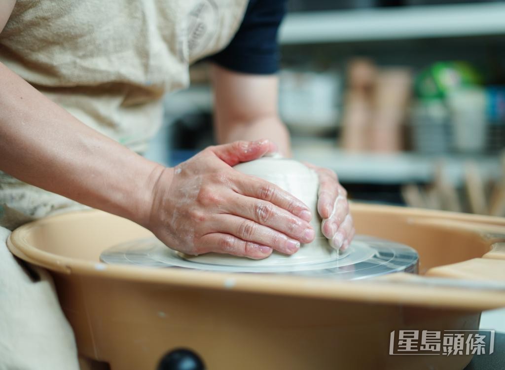 潘辉煌表示,拉坯时经常会想起往事。 潘辉煌表示,拉坯时经常会想起往事。