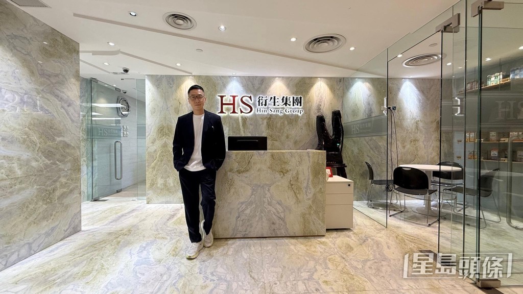 馬浚偉正式履集團副主席,於門口拍照留念。 馬浚偉正式履集團副主席,於門口拍照留念。