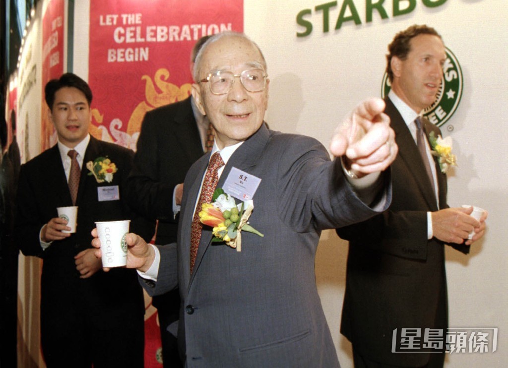 美心2000年引入星巴克來港,時任美心主席伍沾德出席儀式。 美心2000年引入星巴克來港,時任美心主席伍沾德出席儀式。