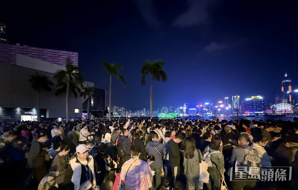大批市民在尖沙咀等待觀看煙花。蘇正謙攝 大批市民在尖沙咀等待觀看煙花。蘇正謙攝