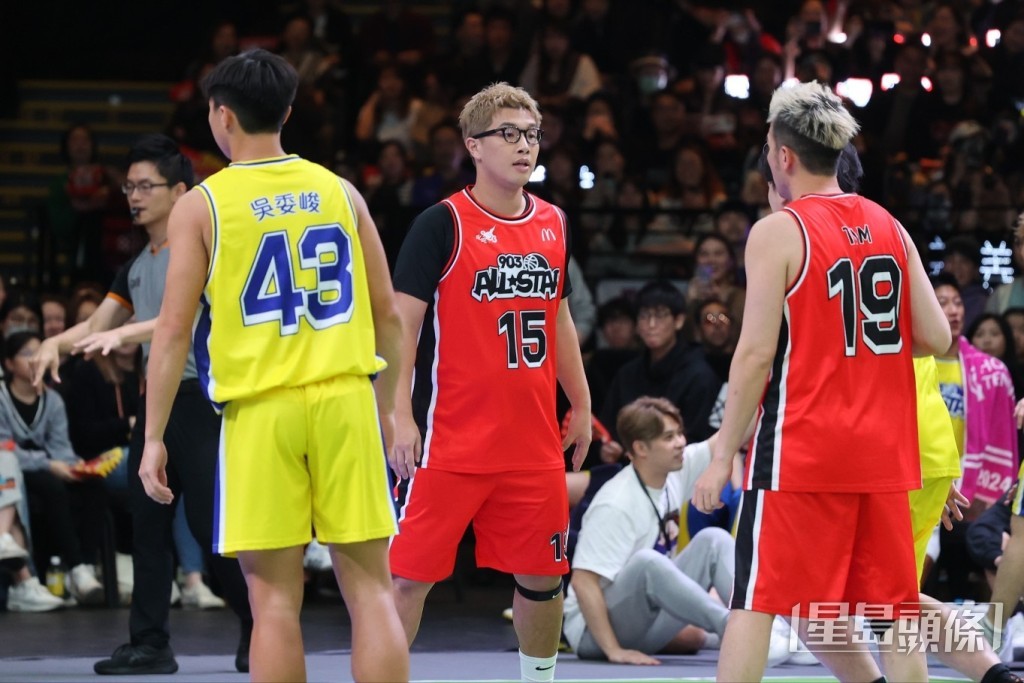 吳林峰與Tim(黃天翱)傾戰術。 吳林峰與Tim(黃天翱)傾戰術。