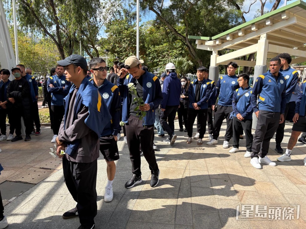 大埔一眾職員和球員到現場獻花。 大埔一眾職員和球員到現場獻花。