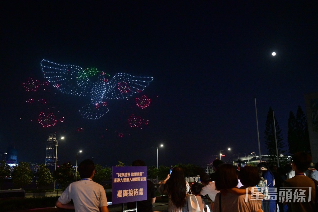 逾千架無人機從中環海濱活動空間起飛,至維港上空拼出多個圖案。歐樂年攝 逾千架無人機從中環海濱活動空間起飛,至維港上空拼出多個圖案。歐樂年攝