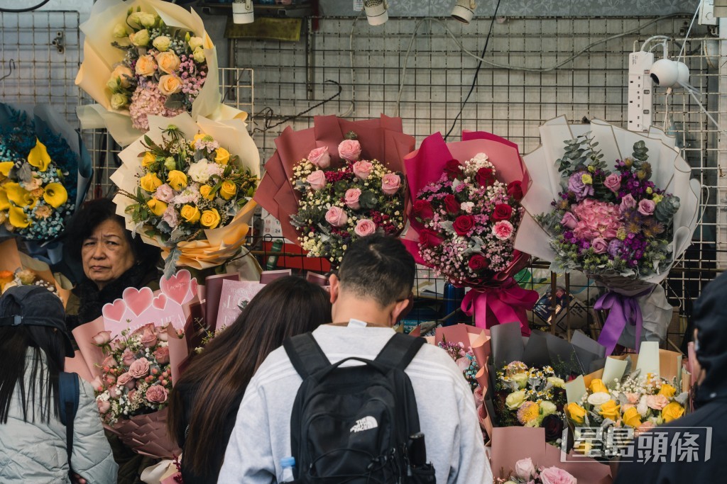 不少男士冒雨前來旺角花墟買花。汪旭峰攝