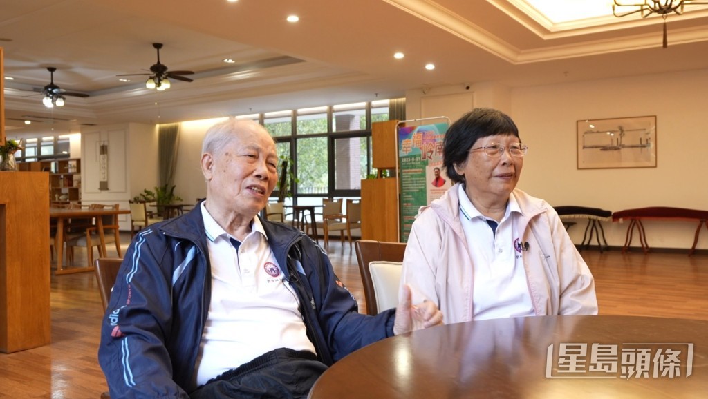 同為港人的李叔李姨已是89歲高齡,退休後在佛山順德居住了20年,但隨年齡增長,為將來生活更安全,亦決定搬來養老院。 同為港人的李叔李姨已是89歲高齡,退休後在佛山順德居住了20年,但隨年齡增長,為將來生活更安全,亦決定搬來養老院。