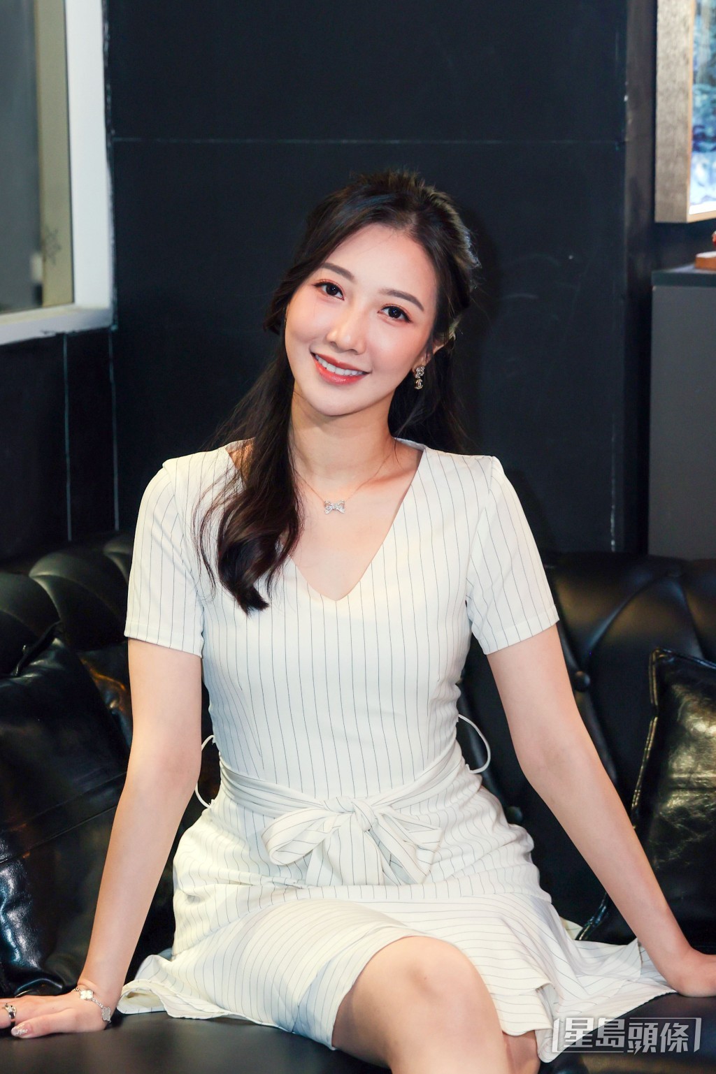 幸福人妻何依婷笑容多咗。