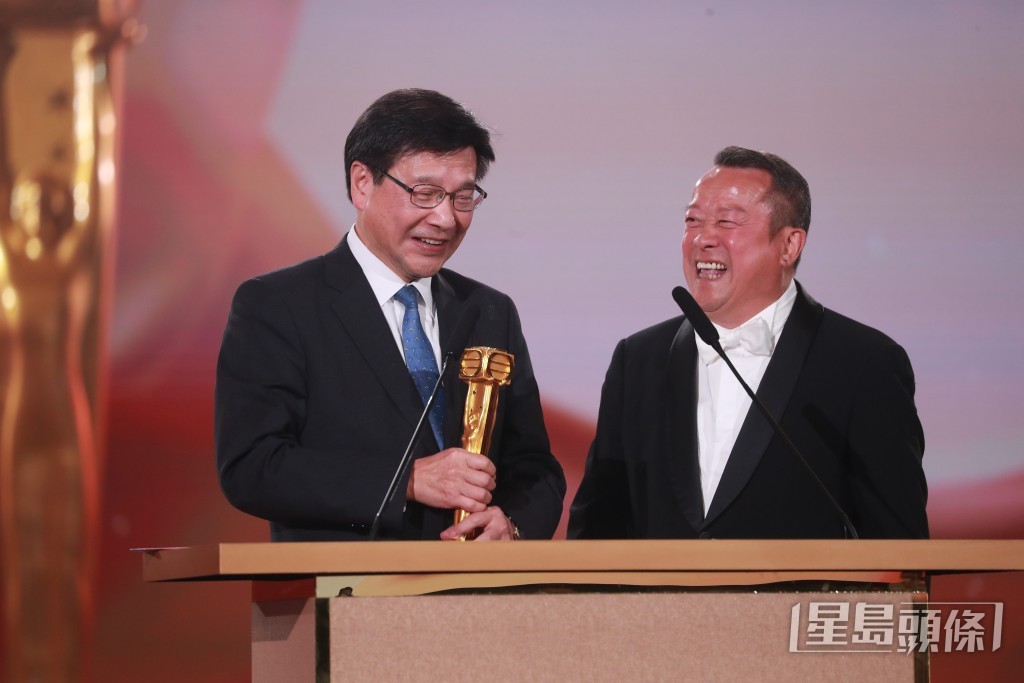 今屆萬千光輝榮譽大獎由電視廣播有限公司助理總經理（新聞及資訊）袁志偉奪得。