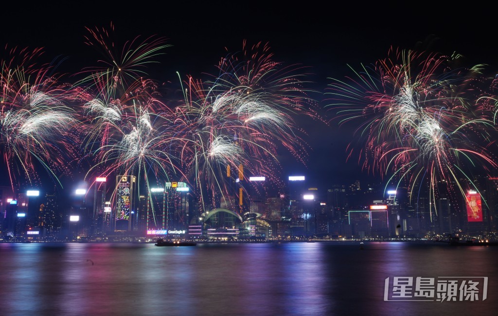賀歲煙花在維港上空綻放。劉駿軒攝 賀歲煙花在維港上空綻放。劉駿軒攝