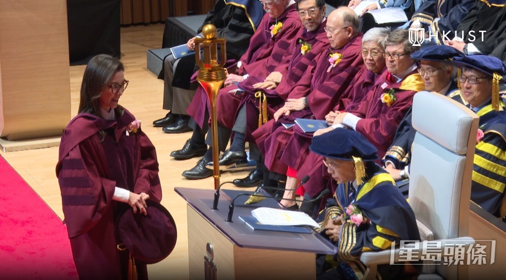楊紫瓊今日獲香港科技大學獲頒授人文學榮譽博士。 楊紫瓊今日獲香港科技大學獲頒授人文學榮譽博士。