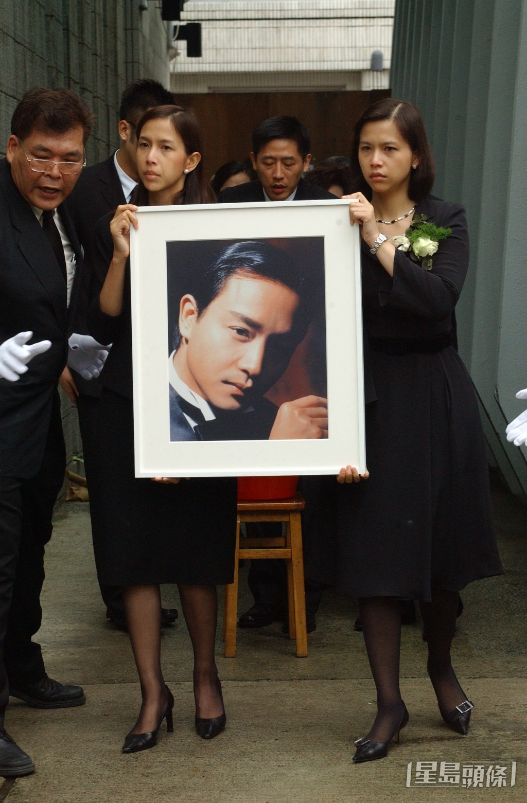 2003年4月7日的丧礼上，唐鹤德为张国荣的丧事奔波。