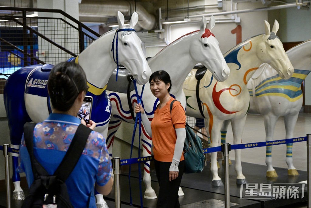 煞科日有不少內地團入到馬場。蘇正謙攝