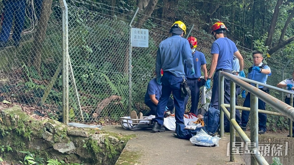 消防到場解下事主。楊偉亨攝 消防到場解下事主。楊偉亨攝