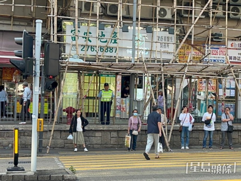 有市民打算冲灯,走出斑马线数步随即掉头,但最终仍被警告。 有市民打算冲灯,走出斑马线数步随即掉头,但最终仍被警告。