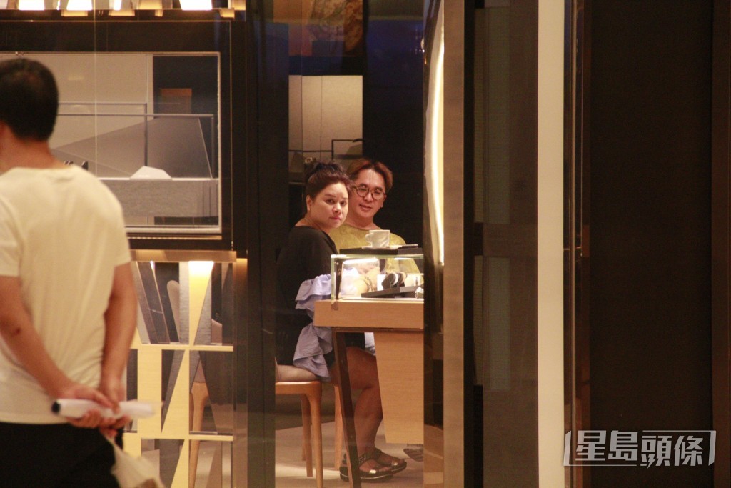 陪大婆Carmen(左)到IFC名店揀名錶。