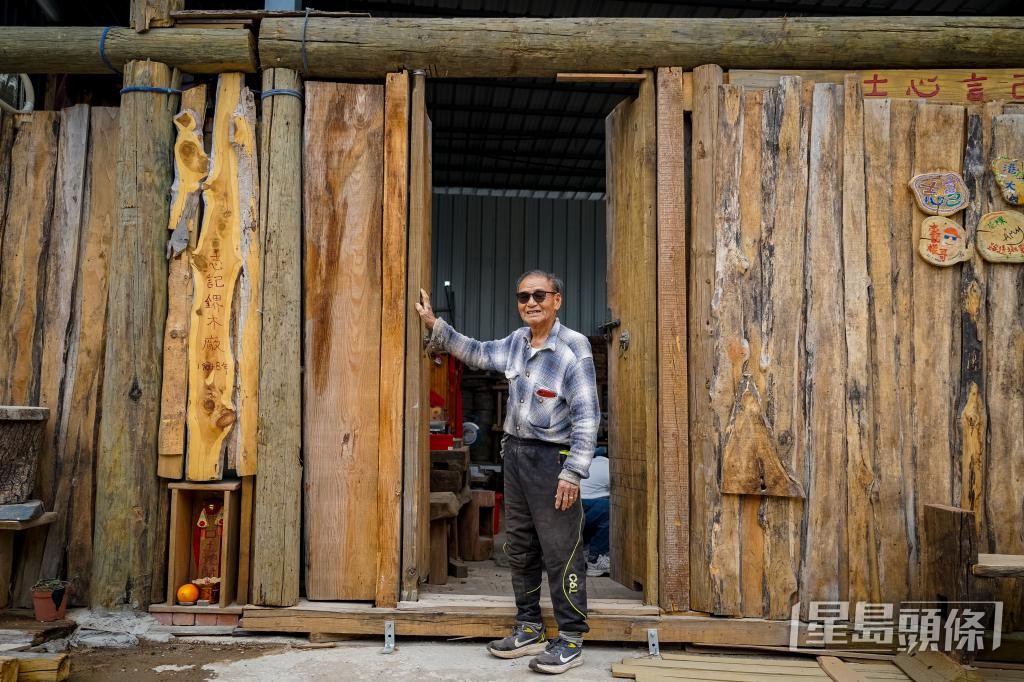 王鴻權花費1個多月時間設計鎅木廠，大門採用客家舊屋的特色。