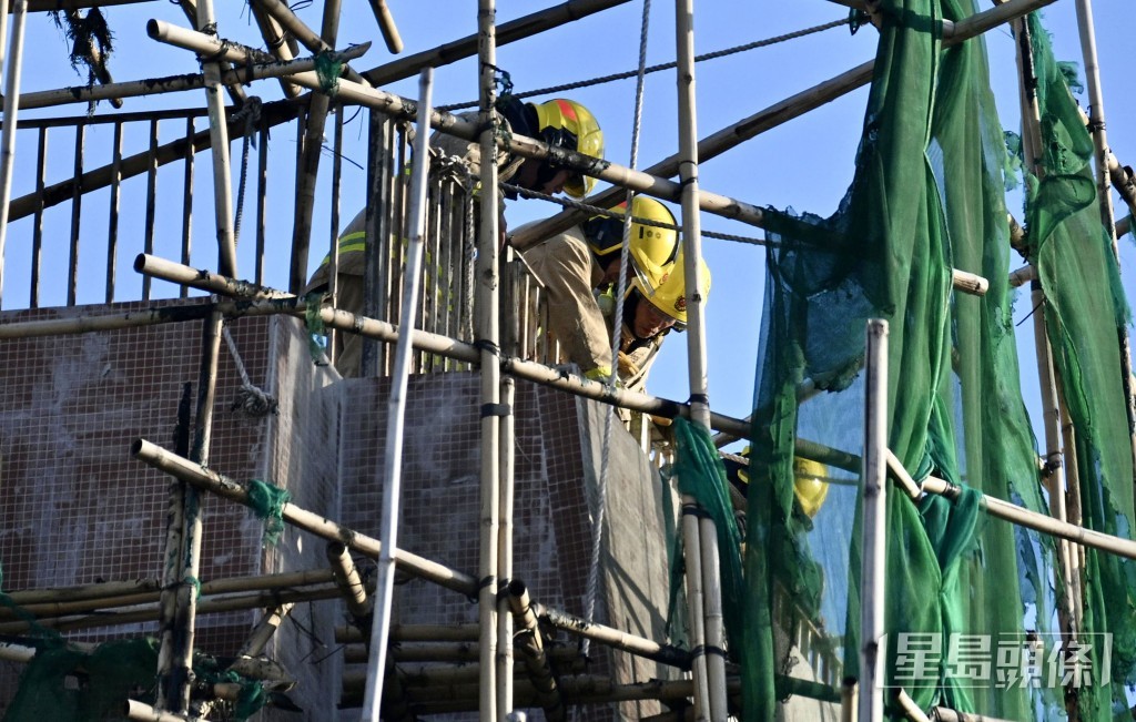 警方以涉嫌誤殺拘捕15名承建商或顧問公司人員。 警方以涉嫌誤殺拘捕15名承建商或顧問公司人員。