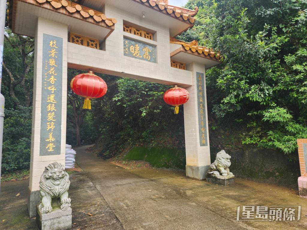 荔枝窩村口的牌坊由村民合資興建。 荔枝窩村口的牌坊由村民合資興建。