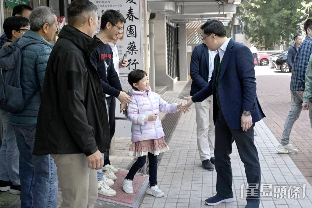 李家超(右一)落区何文田爱民邨。苏正谦摄 李家超(右一)落区何文田爱民邨。苏正谦摄