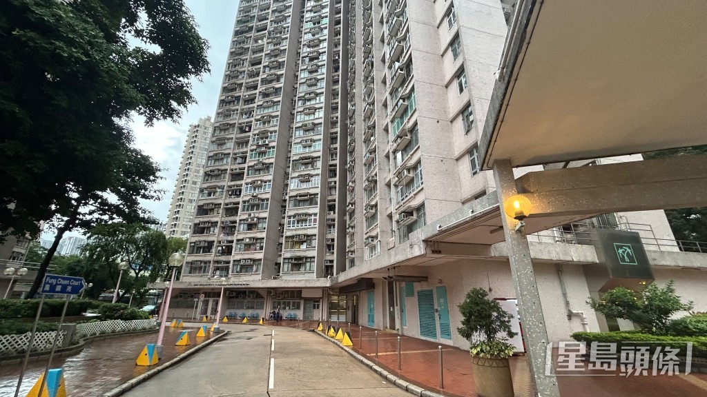 胡志伟位于钻石山凤德邨银凤楼的住所外，亦有警员在场戒备。蔡楚辉摄
