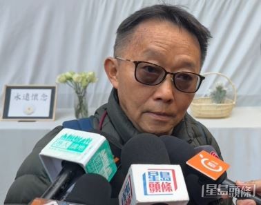 何先生向何偉豪衷心致敬。劉漢權攝