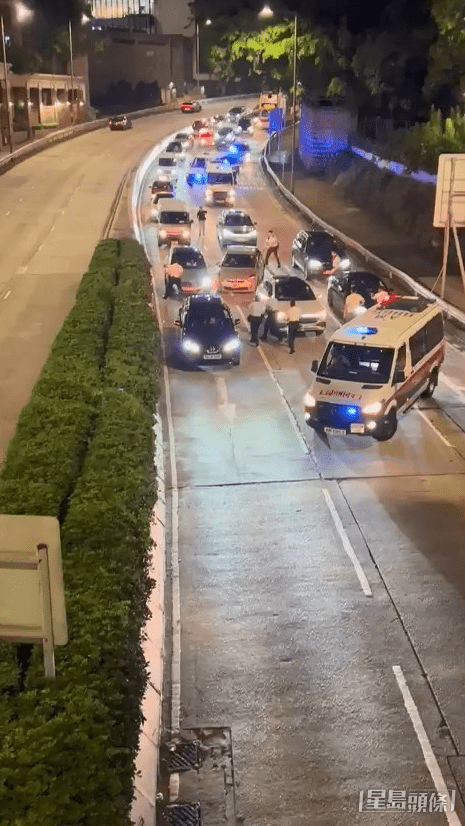 涉事的銀色私家車在公主道培正道休憩花園對開被截後，試圖多次強行在兩車之間穿過但不成功。
