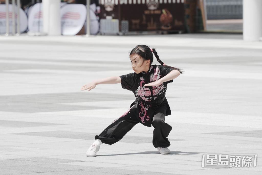 武術運動員莫宛螢和香港太極青年慈善基金青年學員進行太極和武術表演。 武術運動員莫宛螢和香港太極青年慈善基金青年學員進行太極和武術表演。