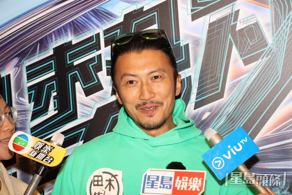 講到他都有時間回去見女友王菲,他就笑而不答。 講到他都有時間回去見女友王菲,他就笑而不答。