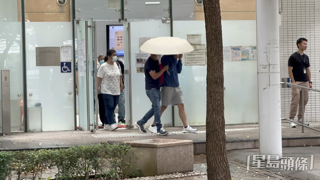 死者眾親友認屍後黯然離開。 死者眾親友認屍後黯然離開。