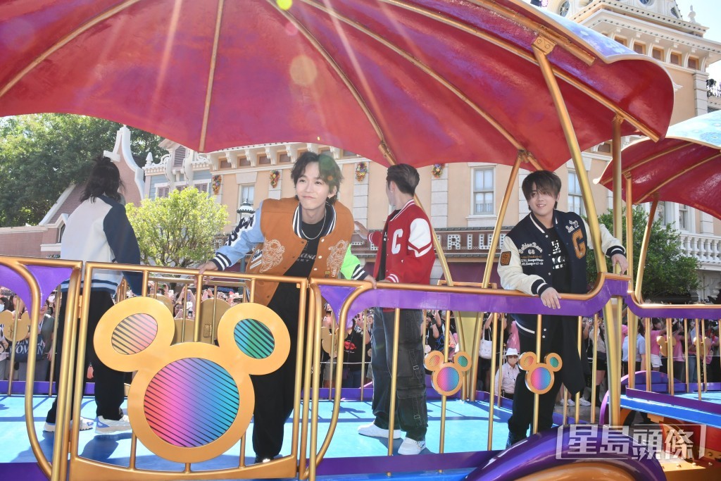 姜濤（右一）等亦有上巡遊車。