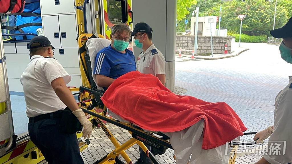 受伤工人送院治理。梁国峰摄