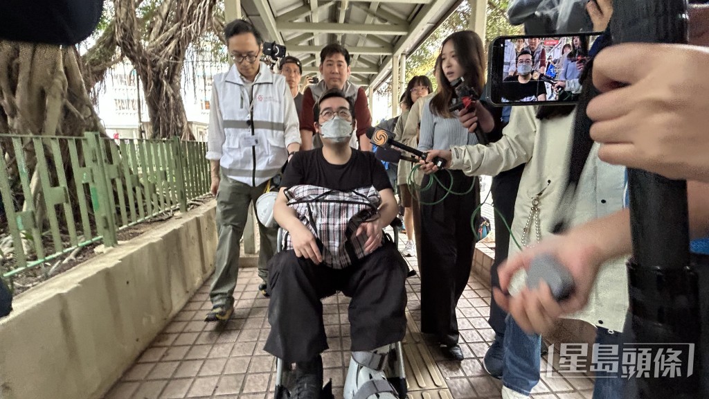因意外骨折仍堅持上樓的住戶郭先生。蔡楚輝攝