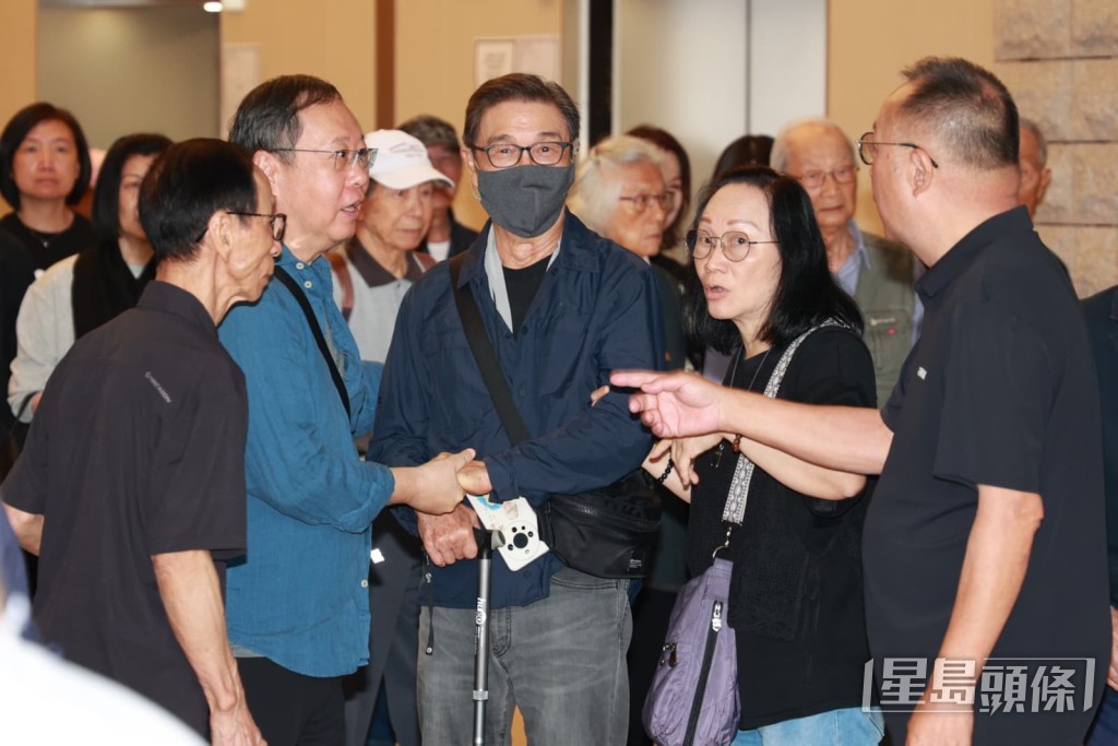大家都圍着劉松仁相談甚歡。 大家都圍着劉松仁相談甚歡。