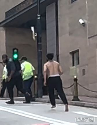 赤膊男持刀追斬途人。Threads@shek_jaaai
