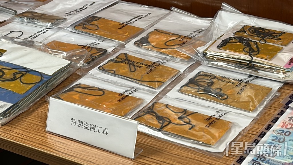 特製膠片沾滿強力膠水,並將膠片用繩綁着,再放入捐款箱。 特製膠片沾滿強力膠水,並將膠片用繩綁着,再放入捐款箱。