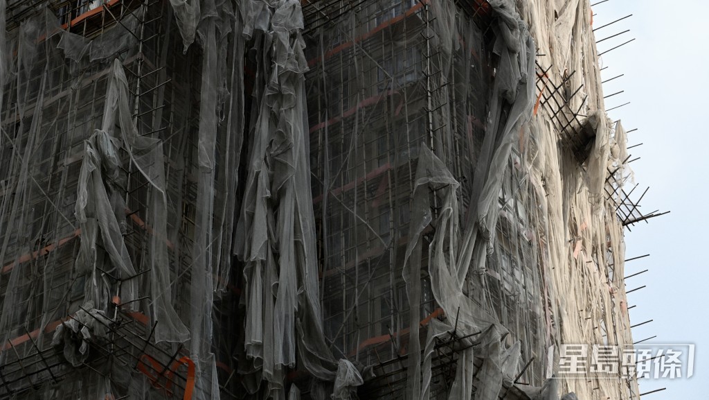 屋宇署爭取本星期內公布一套新的安排，要求工地使用的棚網在上架前就地採樣及核實是否符合標準，以便有關外牆工程可盡早恢復。