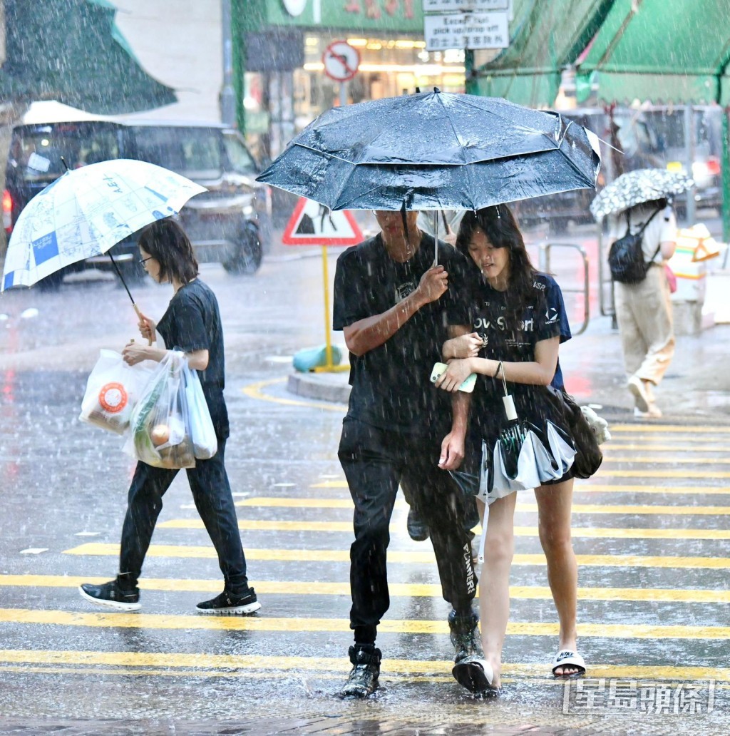 黑雨生效下路况。卢江球摄 黑雨生效下路况。卢江球摄