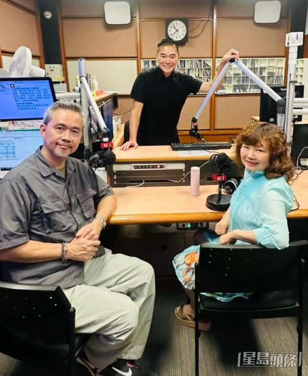 林文映與時裝設計師好友鄧達智，探討將客家服飾融入時裝設計作推廣。受訪者提供