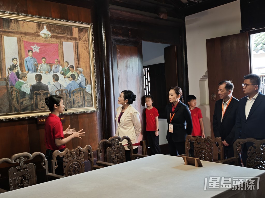 現場展示當年召開大會時的油畫。 現場展示當年召開大會時的油畫。