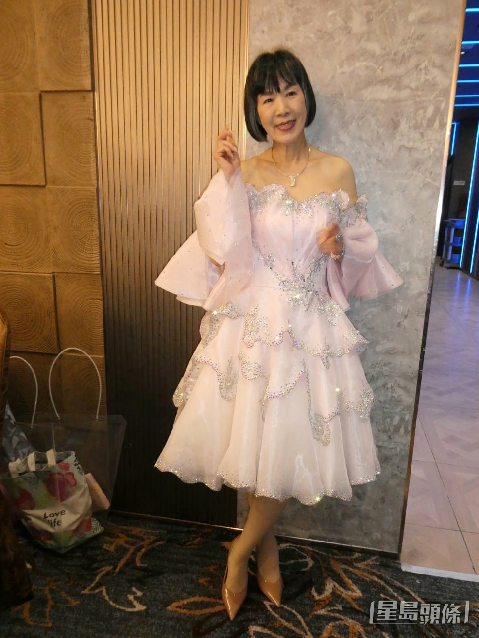 壽星女悉心打扮，換上第二套靚衫。