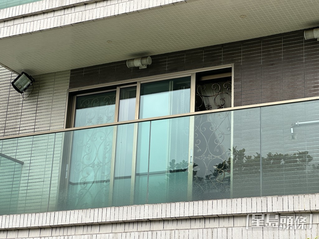村屋一樓趟門被撬開。梁國峰攝