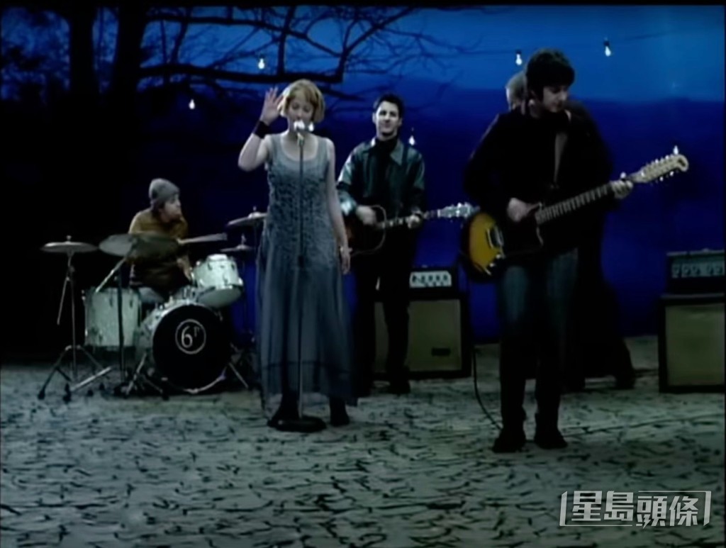 Lisa新歌跟樂隊Sixpence None the Richer 1998年推出的經典作品《Kiss Me》副歌部分幾乎一樣。 Lisa新歌跟樂隊Sixpence None the Richer 1998年推出的經典作品《Kiss Me》副歌部分幾乎一樣。
