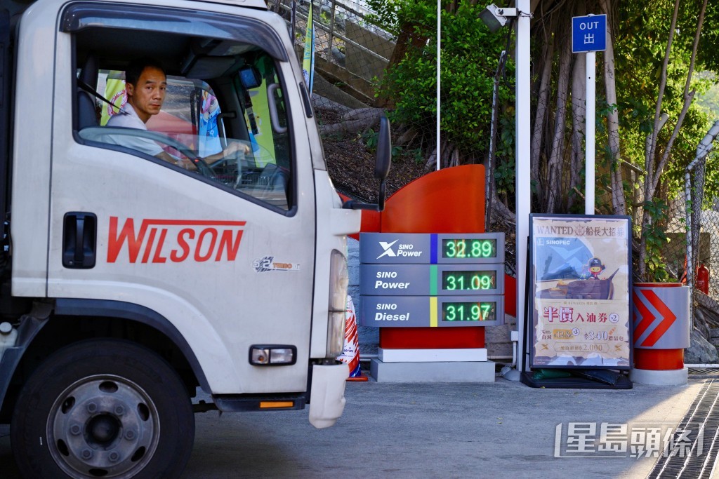 本港柴油價格已累積升逾2成，運輸業界因成本急增叫苦。資料圖片