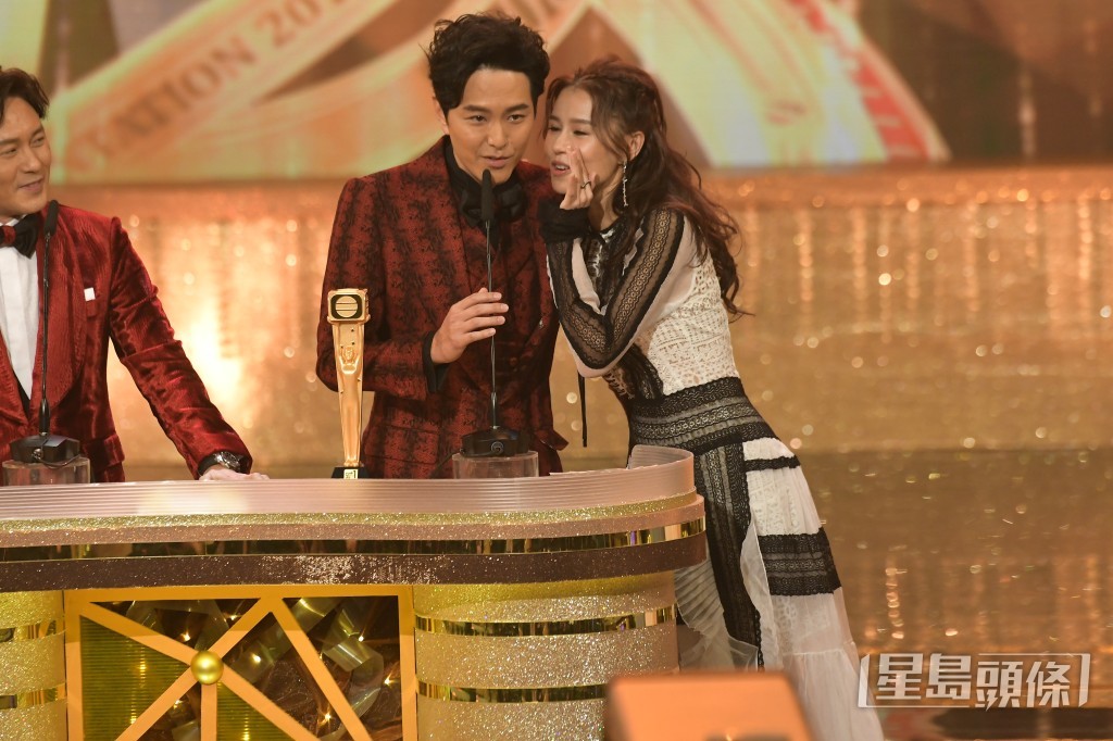 黃翠如與蕭正楠在《萬千星輝頒獎典禮2018》公布婚訊。