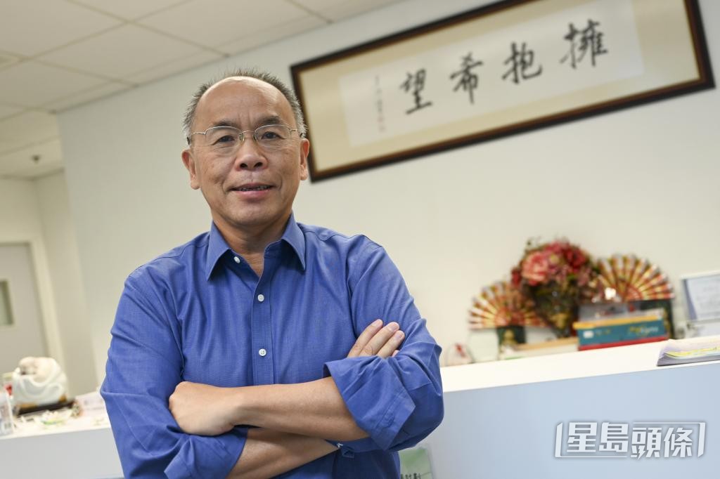 香港大學防止自殺研究中心總監葉兆輝關注學童瀏覽社交媒體或招致網絡攻擊及欺凌。 