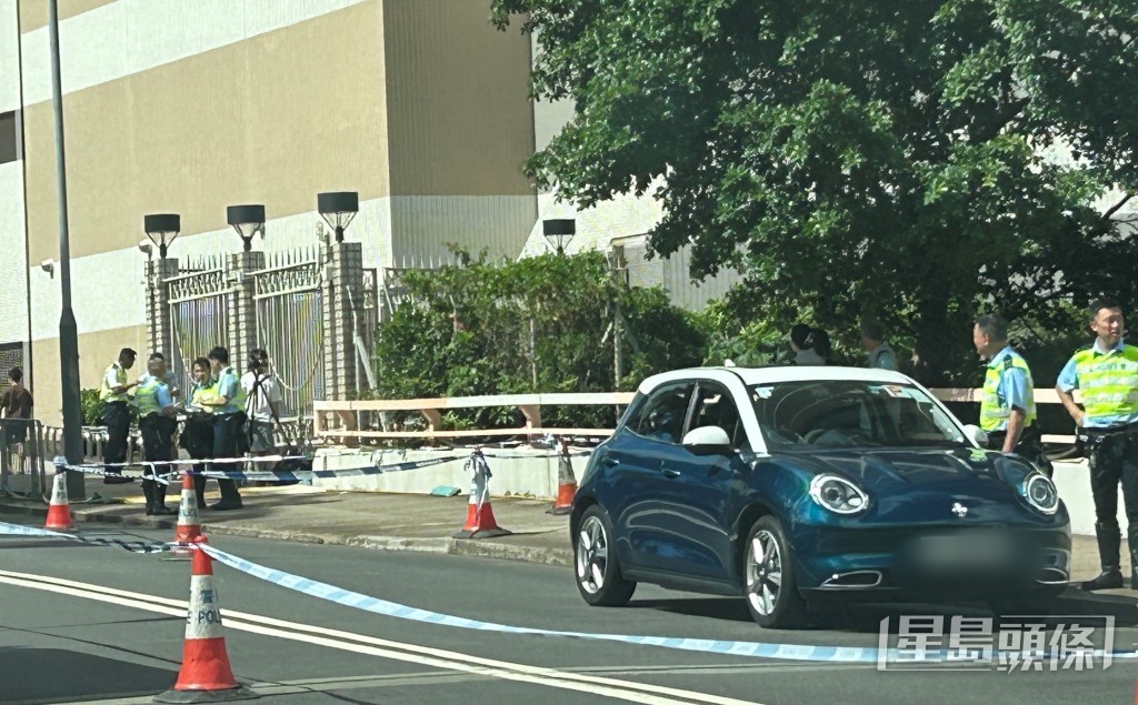 車禍現場為順利紀律部隊宿舍外落斜方向。林思明攝 車禍現場為順利紀律部隊宿舍外落斜方向。林思明攝