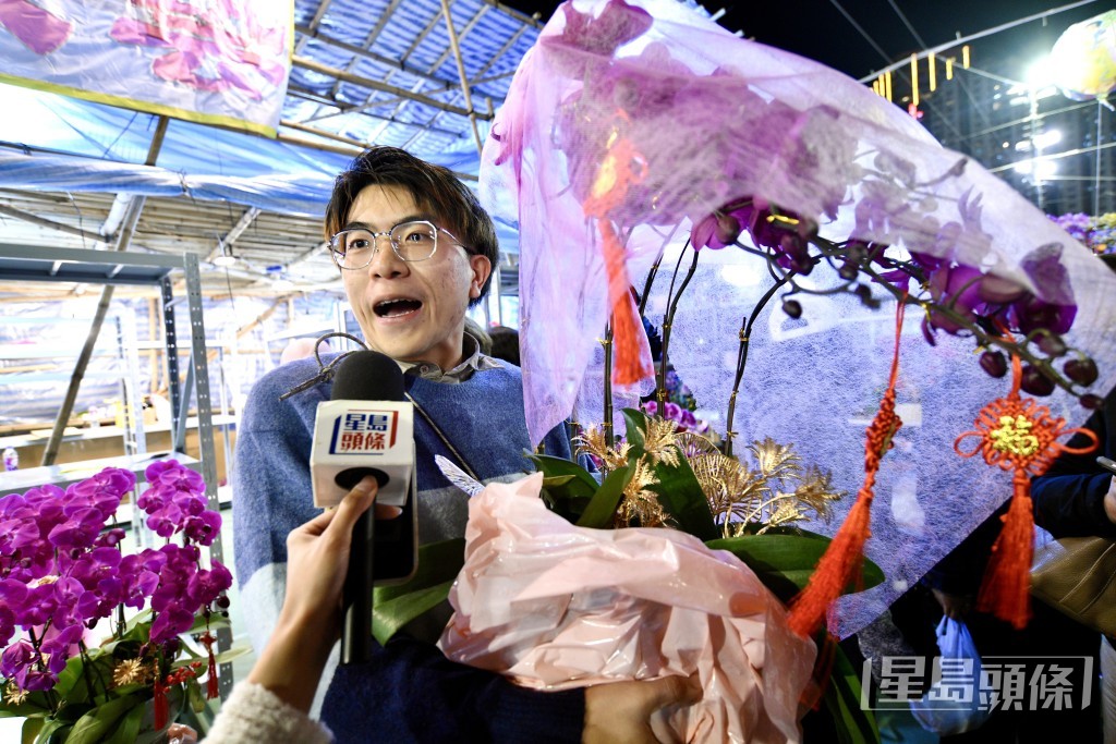 市民陳先生以200元買到一盆大蘭花,笑稱「抵到爛」。盧江球攝 市民陳先生以200元買到一盆大蘭花,笑稱「抵到爛」。盧江球攝