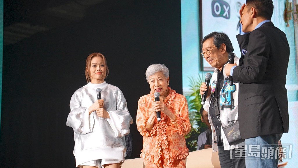 羅蘭更難得開金口,與容祖兒、劉德華、「緋聞男友」胡楓合唱《分飛燕》。 羅蘭更難得開金口,與容祖兒、劉德華、「緋聞男友」胡楓合唱《分飛燕》。