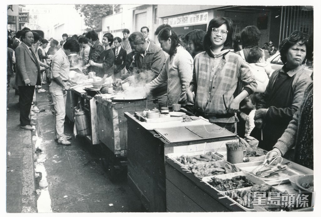 一行數排都是小熟食販檔,要果腹毋須長途跋涉了。1985年攝 一行數排都是小熟食販檔,要果腹毋須長途跋涉了。1985年攝